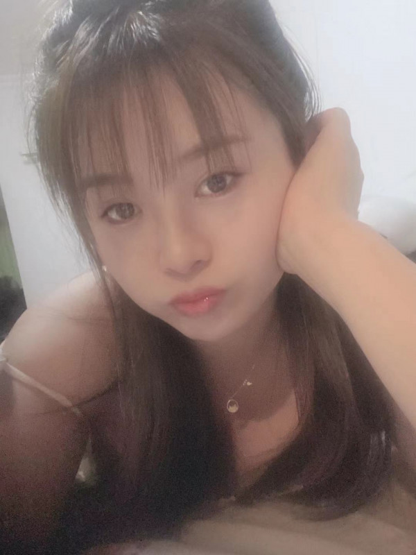 学美妆的清纯妹子